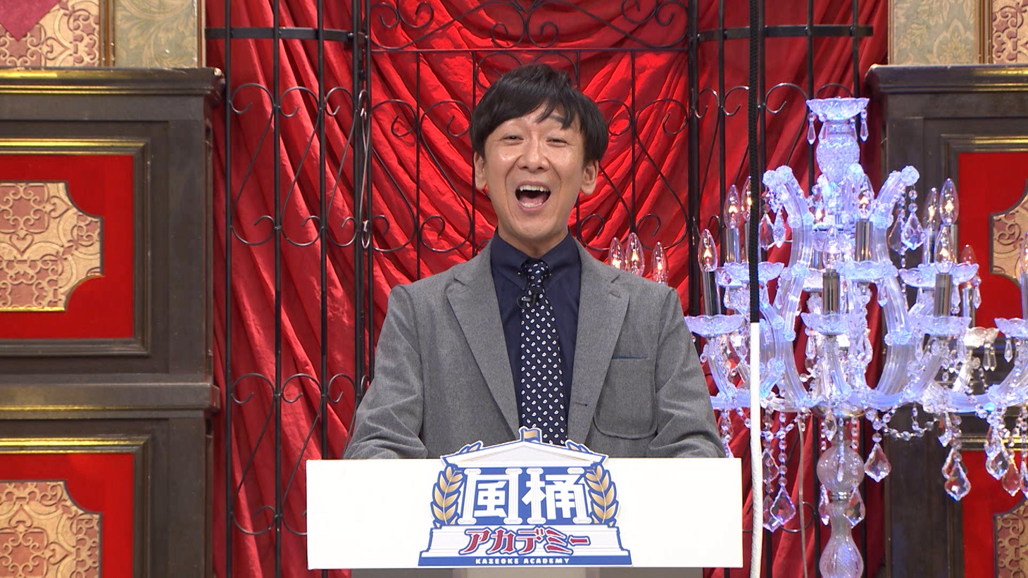 「風桶アカデミー」MCの東京03飯塚。(c)テレビ朝日
