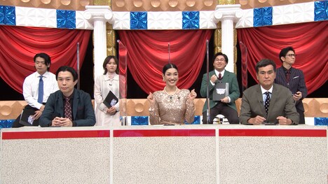 （前列左から）審査員のハライチ岩井、アンミカ、石原良純、（後列左から）プレゼンターのマヂカルラブリー・野田クリスタル、ラランド・サーヤ、東大生作家の西岡壱誠、アンタッチャブル柴田。(c)テレビ朝日