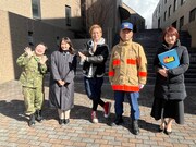 やす子（左端）ら番組出演者たち。(c)静岡第一テレビ