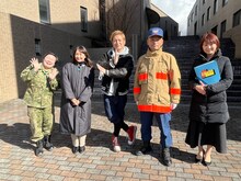 やす子（左端）ら番組出演者たち。(c)静岡第一テレビ