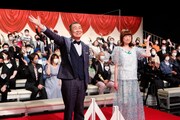 桂文枝、山瀬まみと過去に番組に出演した“新婚さん”たち。(c)ABCテレビ
