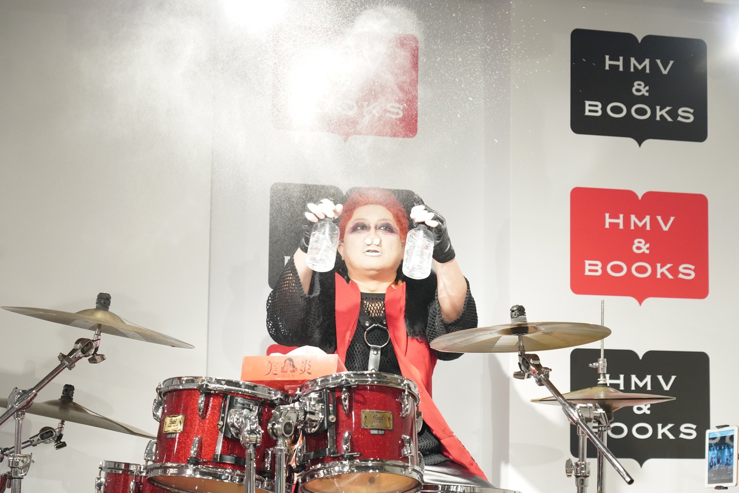 霧吹きを噴射しまくるKafun。1曲目が終了した時点でドラムはびしょ濡れになっていた。