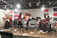 執拗にシンバルをキックするKushami（中央）。