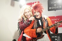 Kushami（左）に歌わされるが、歌詞を覚えていないため鼻歌のような唸り声しか出せないZumari（右）。