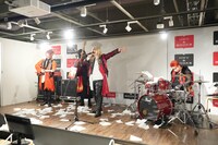 パフォーマンスを披露する美炎-BIEN-。