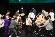 ∞ホールで何度も繰り広げられた、空気階段・鈴木もぐらのズボンがずり落ちるくだり。