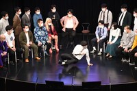 そいつどいつ市川が撮影し、バズった動画を再現する空気階段・水川かたまり。