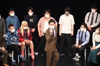 探偵口調で空気階段とのエピソードを語るダンビラムーチョ・原田フニャオ。