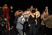 ななまがり初瀬がステージに迷い込んだ場面。