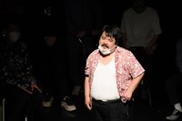 スポットライトの下、ボケる空気階段・鈴木もぐら。