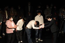 西尾支配人から卒業証書を受け取る、うるとらブギーズ佐々木。