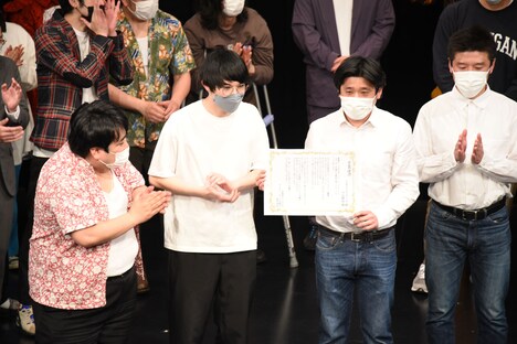 卒業証書を受け取った空気階段とうるとらブギーズ。