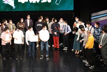 蛙亭イワクラの嗚咽が聞こえ、振り返る一同。