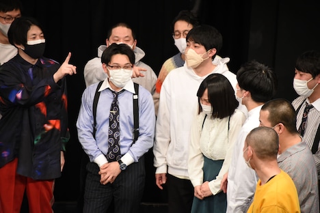 むせび泣く蛙亭イワクラだが、ヨシモト∞ホールに所属してまだ1年だと指摘される。