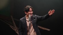 前回公演「南原清隆のつれづれ発表会」の様子。トークを展開する南原清隆。