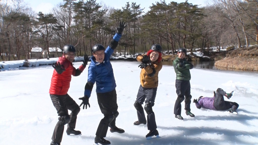 スケートに挑む芸人たち。(c)TBS