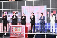 「Qさま!!」に出演する「アダルト芸人軍団」の（左から）ロザン宇治原、伊集院光、フットボールアワー岩尾、ますだおかだ岡田、錦鯉。(c)テレビ朝日