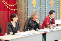 「くすぶり娘with東京のお父ちゃん 涙涙の号泣歌合戦」の審査の様子。