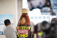 WebCM「連続パワー劇場 『でかびたきんぐ君』」撮影中の様子。