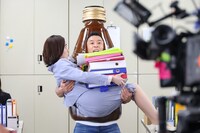 WebCM「連続パワー劇場 『でかびたきんぐ君』」撮影中の様子。