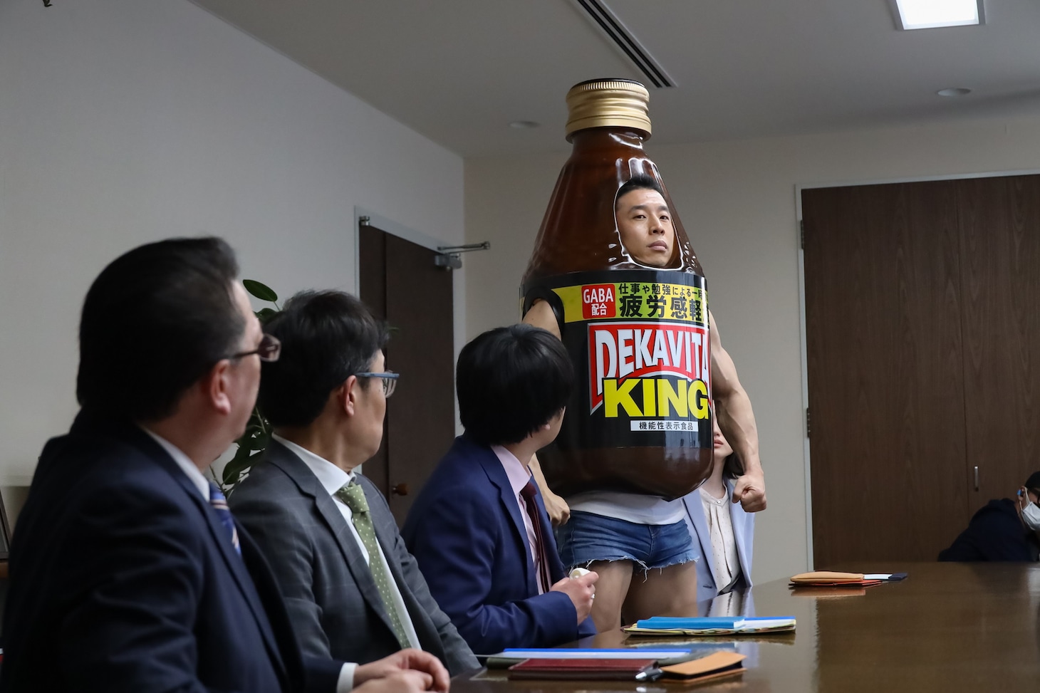 WebCM「連続パワー劇場 『でかびたきんぐ君』」撮影中の様子。