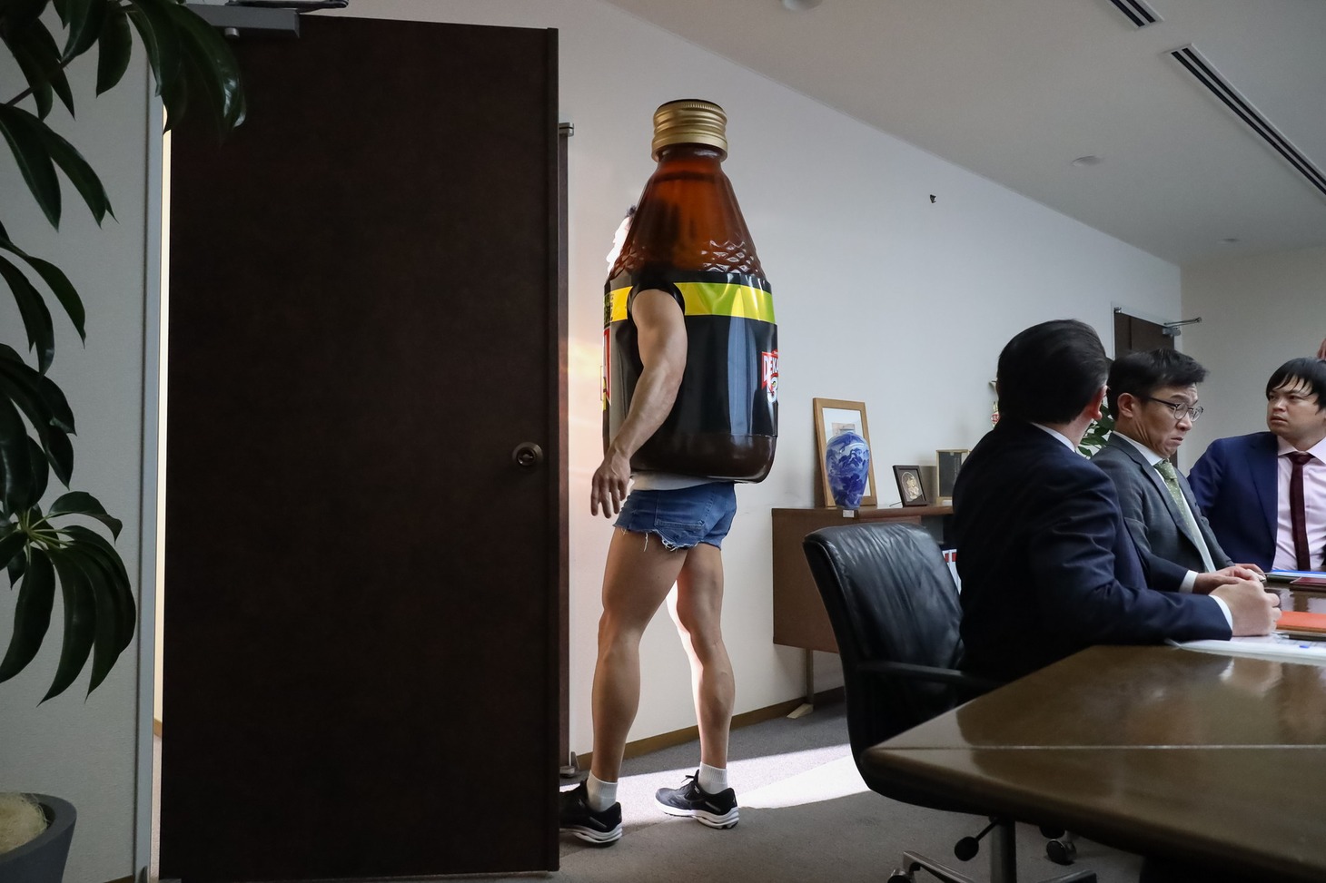 WebCM「連続パワー劇場 『でかびたきんぐ君』」撮影中の様子。