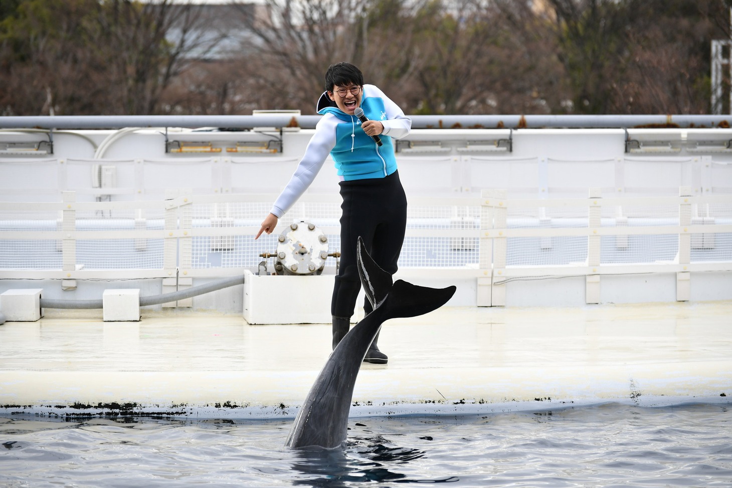 イルカのテンちゃんと漫才をするミキ亜生。