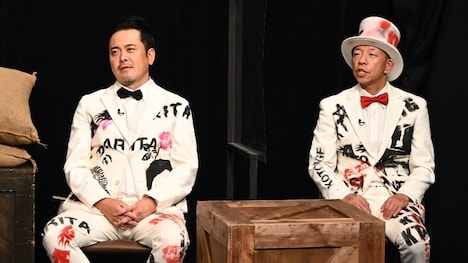 (左から)くりぃむしちゅー有田、バイきんぐ小峠。(c)TBS