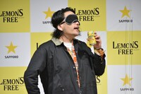 利きレモンサワーに挑戦する見取り図・盛山。