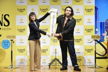 「発売日限定広報大使」に任命された見取り図・盛山（右）。