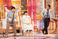 熊の様子を再現するタイムマシーン3号・関（左）。(c)フジテレビ