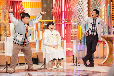 熊の様子を再現するタイムマシーン3号・関（左）。(c)フジテレビ