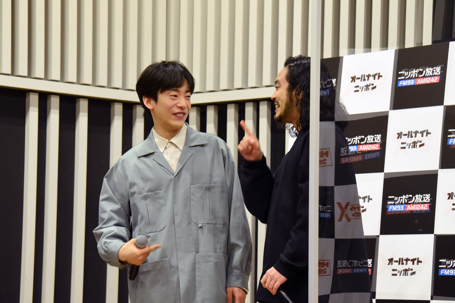 遅れてきていろいろしゃべってくるDJ 松永（左）に「シー」とやる、R-指定（右）。