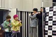 EXITポーズで挨拶するEXITとCreepy Nuts。