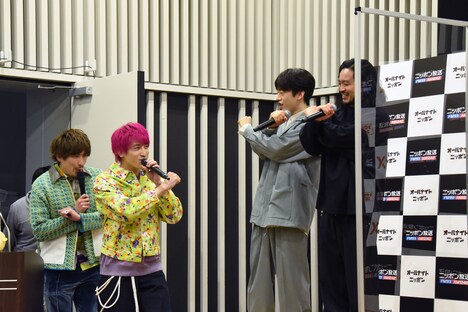 EXITポーズで挨拶するEXITとCreepy Nuts。