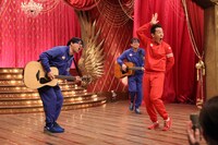 （左から）レイザーラモンRGとテツandトモ。(c)フジテレビ