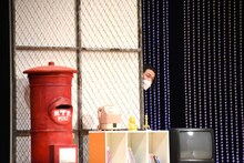 舞台袖からガヤを入れる見取り図・盛山。