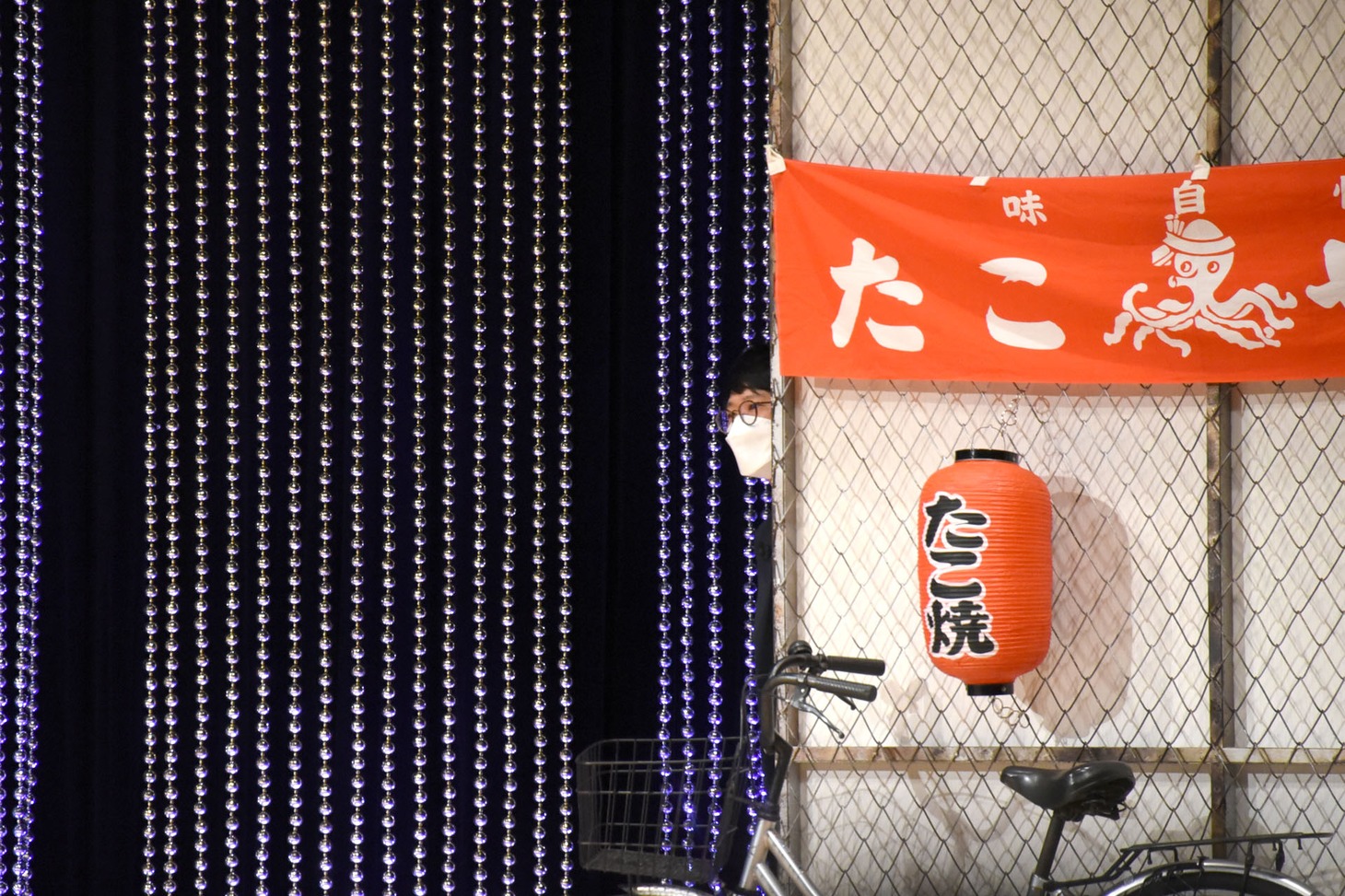 舞台袖からガヤを入れるミキ亜生。