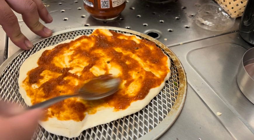 生地にトマトソースを塗る。