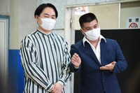 記者に「アターック！」と太字で書いてほしいジェラードン・アタック西本（右）。