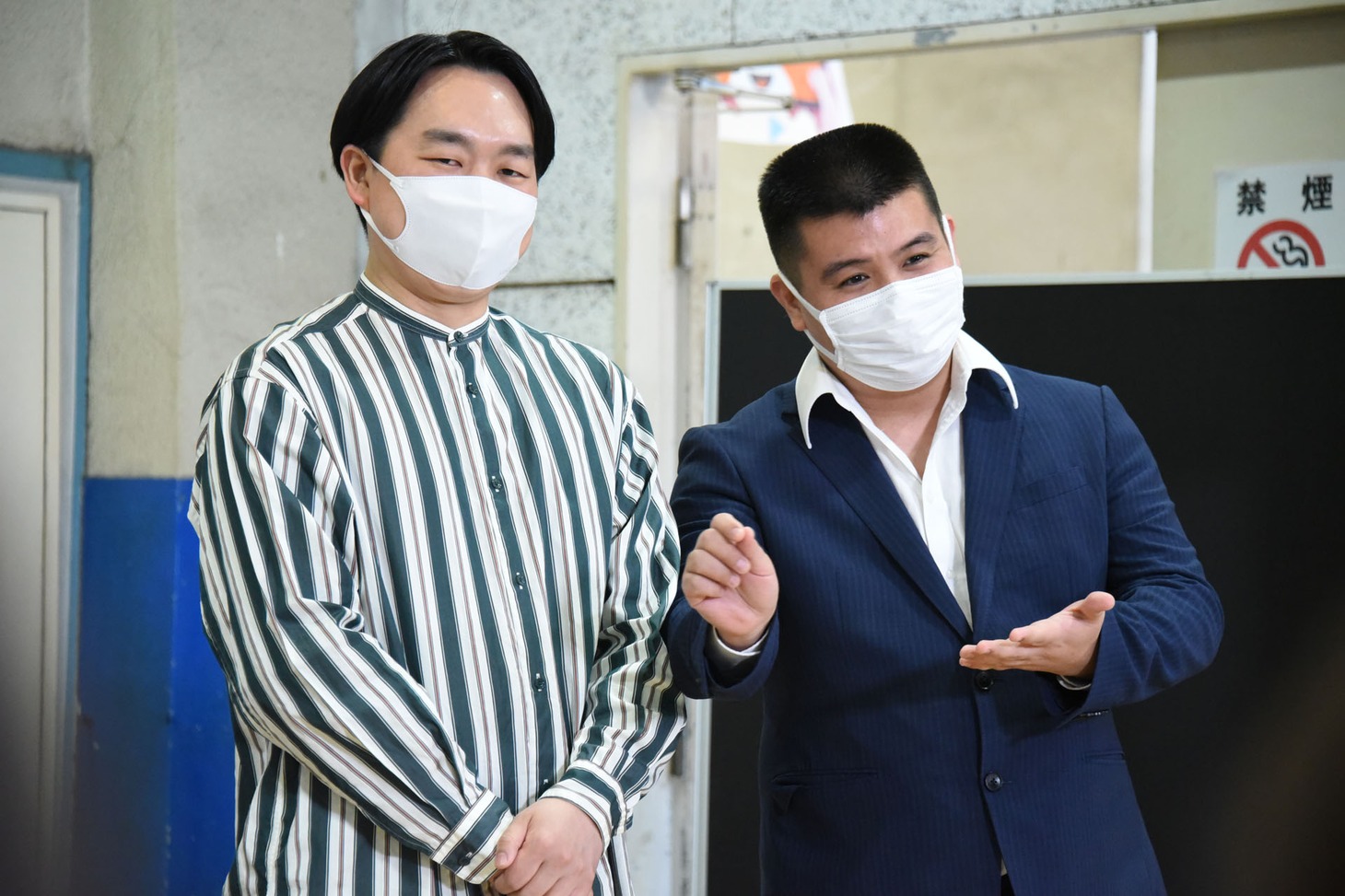 記者に「アターック！」と太字で書いてほしいジェラードン・アタック西本（右）。