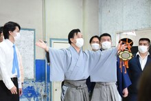 冠番組スタートを祝して鼓を鳴らそうとするすゑひろがりず南條に「もういい、いい」と飽き飽きしている大宮セブンのメンバー。