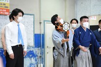 冠番組スタートを祝して鼓を鳴らす、すゑひろがりず南條。