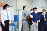 冠番組スタートを祝して鼓を鳴らす南條を邪魔してツッコまれるすゑひろがりず三島。