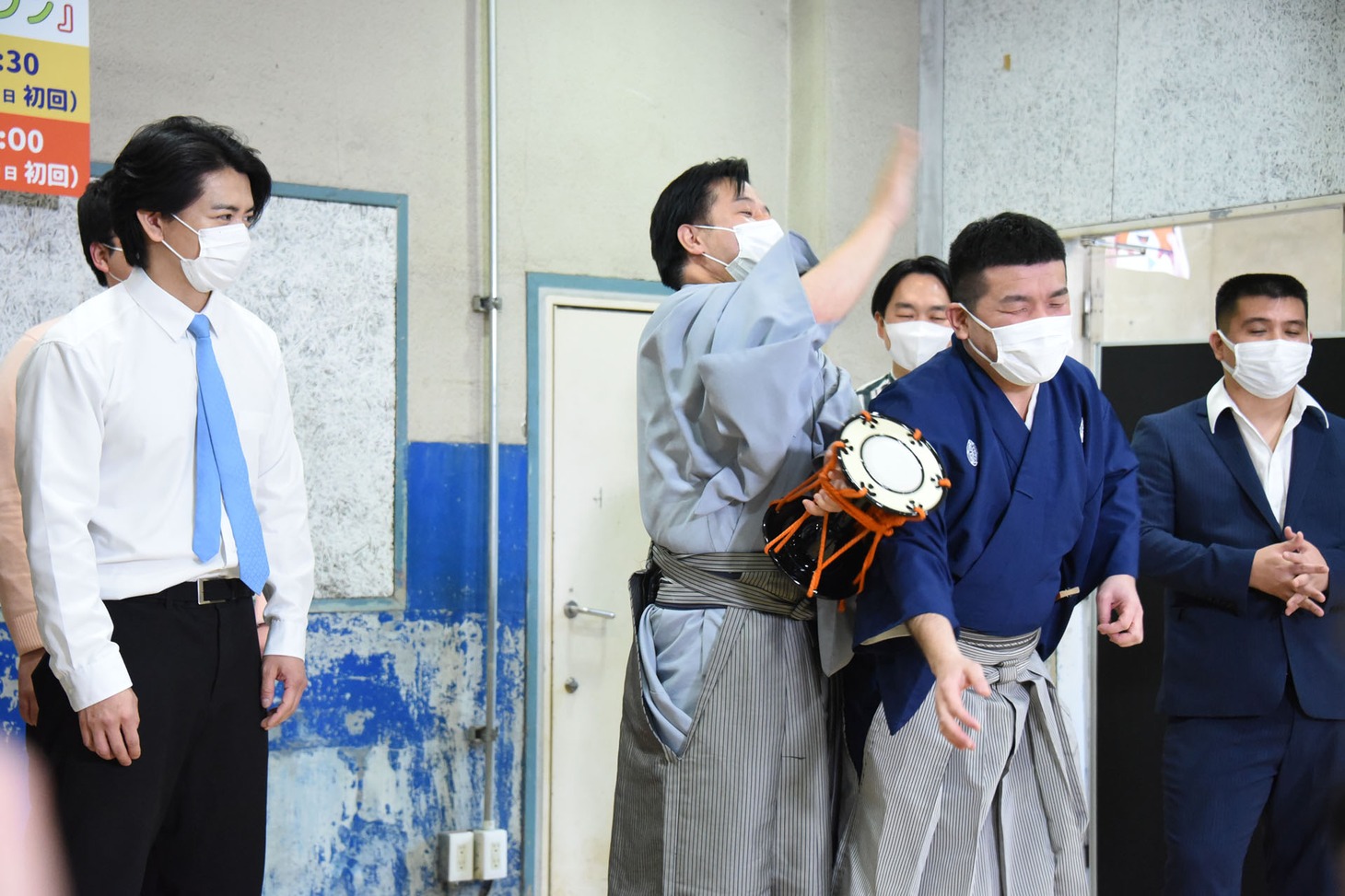 冠番組スタートを祝して鼓を鳴らす南條を邪魔してツッコまれるすゑひろがりず三島。