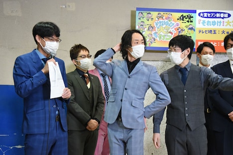 記者たちに「カッコよく描いてくださいね」とアピールするGAG坂本（中央）と、「デッサンされているわけじゃないから」とツッコむ福井（右）。