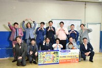 にこにこでフォトセッションに応じる大宮セブン。