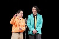 かつての衣装で漫才を披露する霜降り明星。