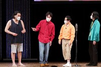 見取り図・盛山（左）がタンクトップを重ね着しているところが好きだという見取り図リリー（左から2人目）。