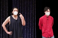 もっとも太っていた頃に着ていた5XLのタンクトップ姿を再現する見取り図・盛山。実際着用しているのは4XL。